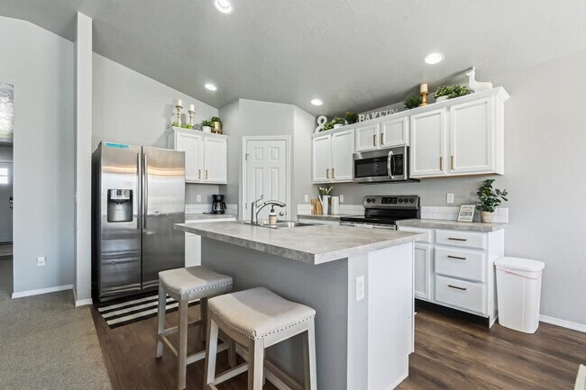 Building Photo - 17541 Mountain Springs Ave