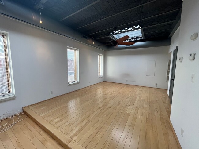 Building Photo - 10 E Broadway