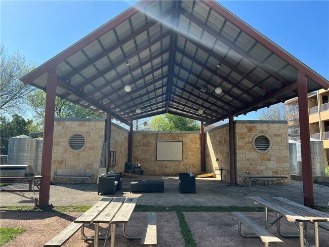 Building Photo - 2401 E 6th St