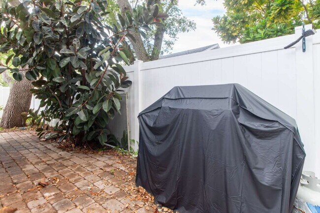 Building Photo - This tasteful decorated home features 3 be...