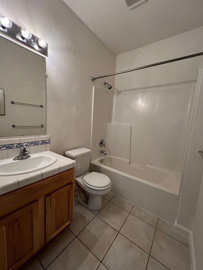 Building Photo - Bright and charming two bedroom townhome i...