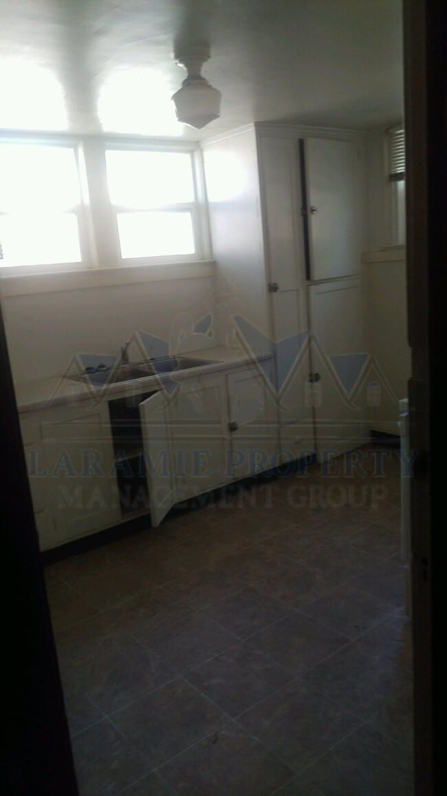 Building Photo - 1 Bedroom Near Campus