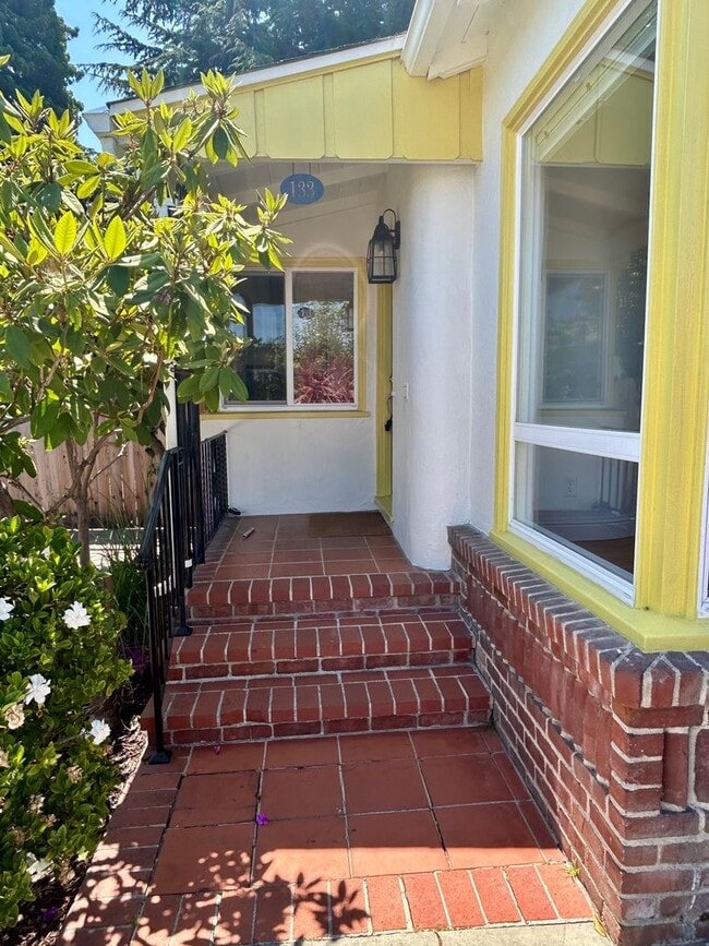 Building Photo - Gorgeous San Leandro Bungalow!