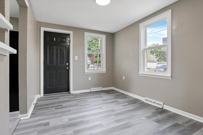 Building Photo - 256 Southard Dr