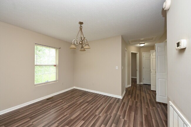 Building Photo - Springfield Gem! 3BR/2BA with Big Yard, St...