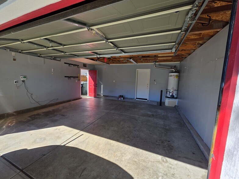 Garage - 4321 Grafton Cir