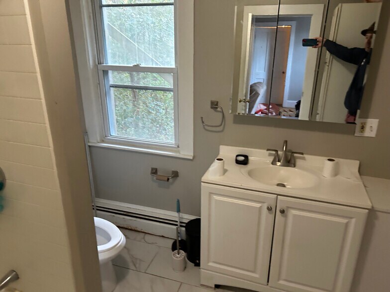 Building Photo - 28 1/2 Grove St