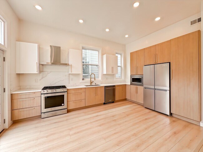 Building Photo - Top-Floor, Remodeled 5BR/2.5BA Victorian F...