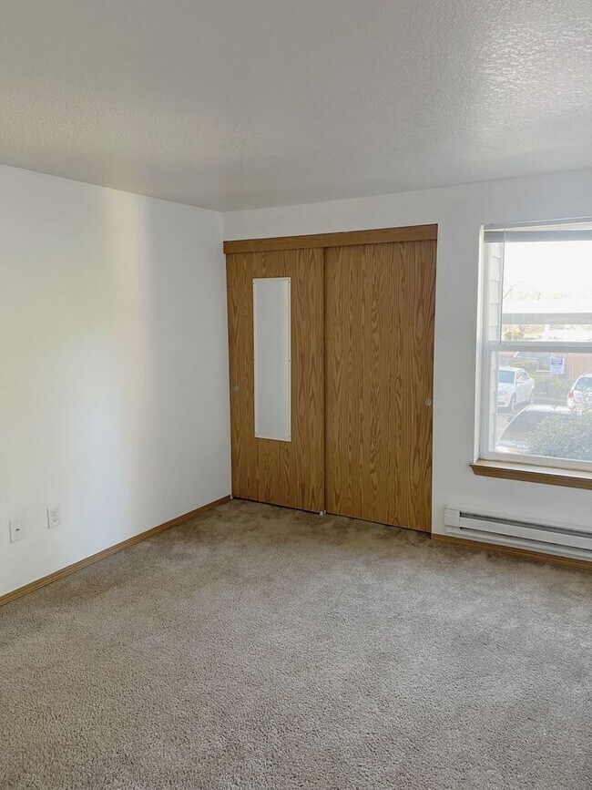 Building Photo - Lovely 2 Bedroom Apartment… Waiting for You to Make it Home!