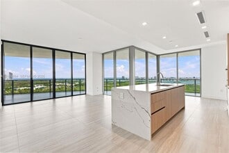 Building Photo - 2411 Laguna Cir