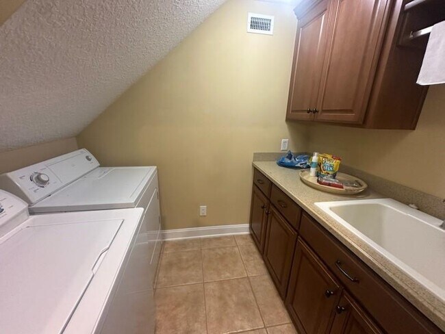 Building Photo - 127 Coyote Ln