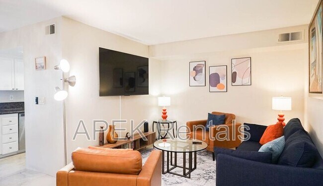 Building Photo - 5301 E Waverly Dr