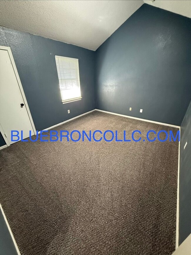 Building Photo - This one will go fast, marvelous 3 bedroom for great price in Lee's Summit