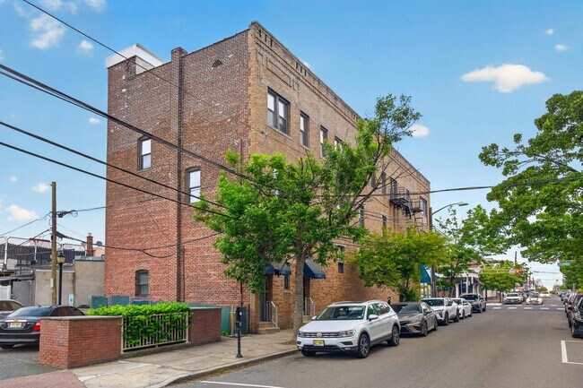 Building Photo - 418 Broadway