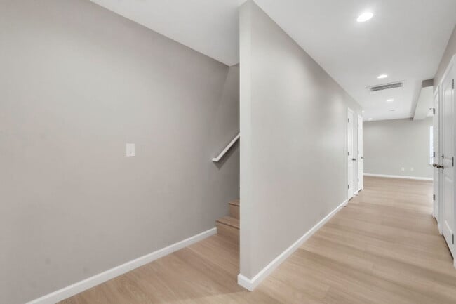 Building Photo - Elegant 3 Bedroom, 2.5 Bathroom Duplex with 1-Car Garage in Woodruff $1650/mo rent