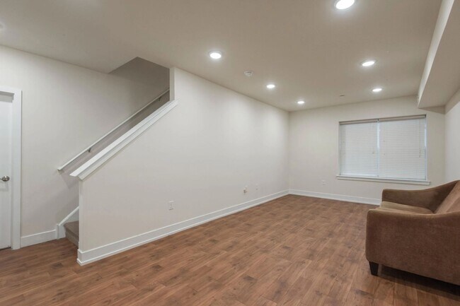 Building Photo - 1405 N Sydenham St