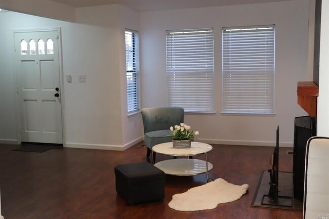 Building Photo - Benicia's 3 Bedrooms & 2.5 Bathrooms Townhouse, Water/Sewer/Trash Paid by HOA