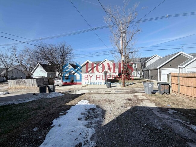 Building Photo - Three Bedroom House w/ Bonus Room