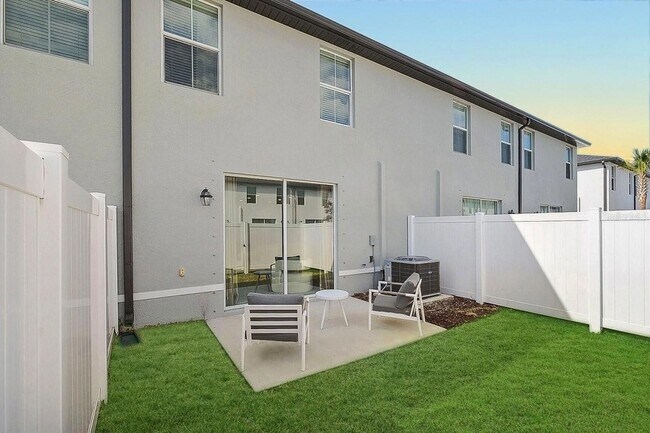 Building Photo - 4915 1st Ave E