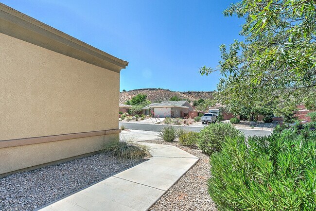 Building Photo - Beautiful Coral Canyon Home with Modern Up...
