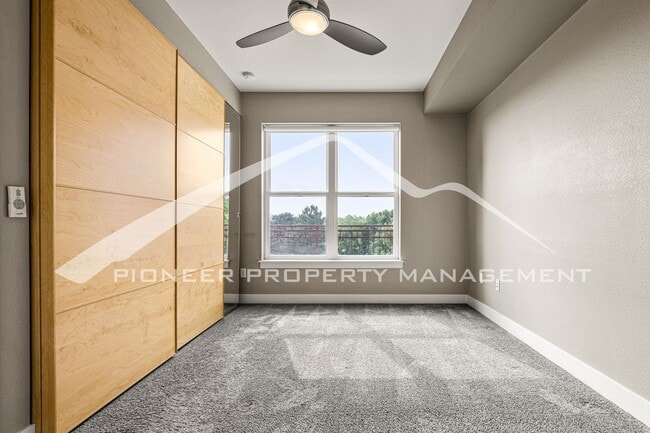 Building Photo - Gorgeous Condo with Mountain Views and Washer/Dryer