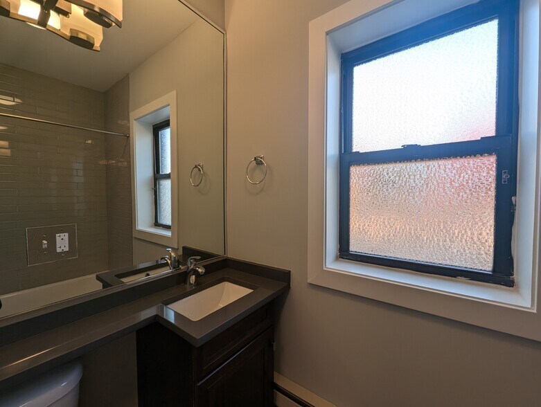 Building Photo - 711 W Brompton Ave