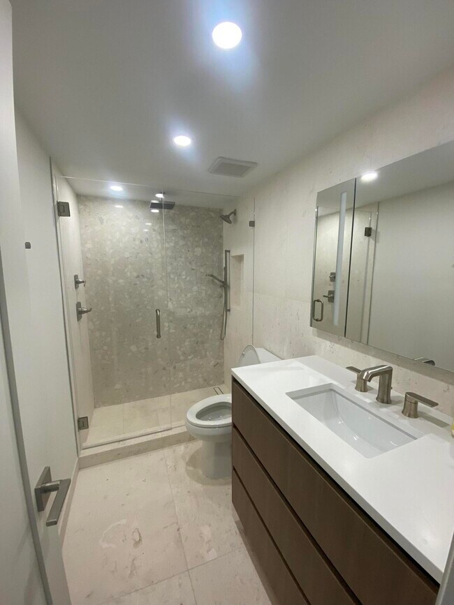 Building Photo - 1021 Hillsboro Mile