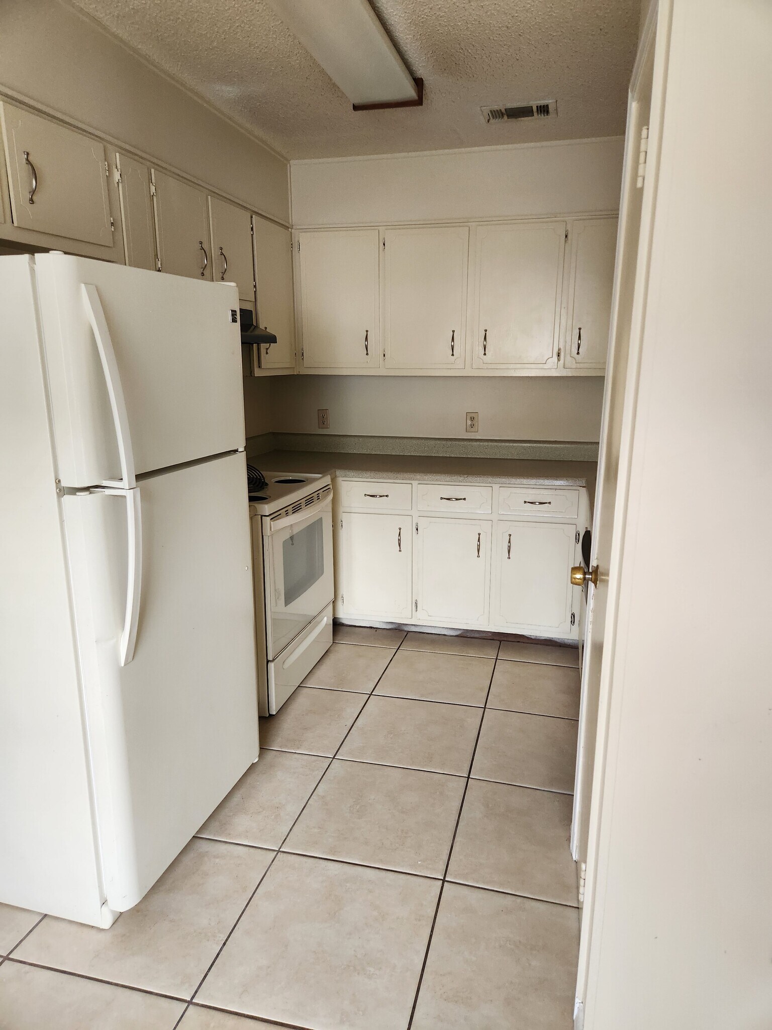 Building Photo - 621 Woodsman Dr