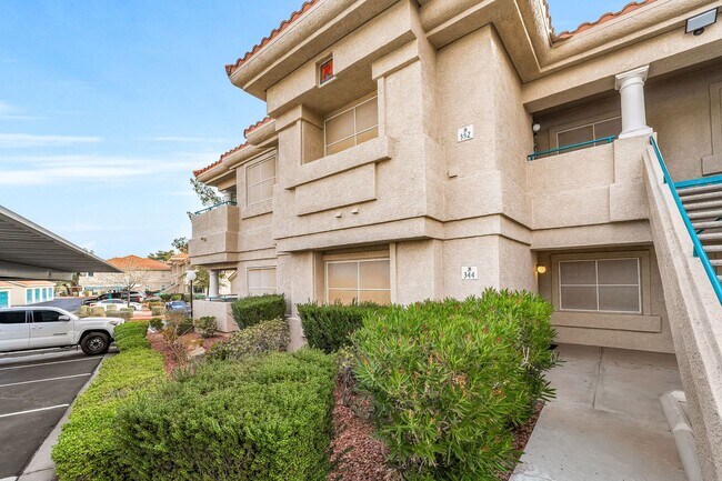 Building Photo - Light-Filled Dual-Suite Condo with Soaring Ceilings, Fireplace & Private Balcony in Amenity-Rich ...