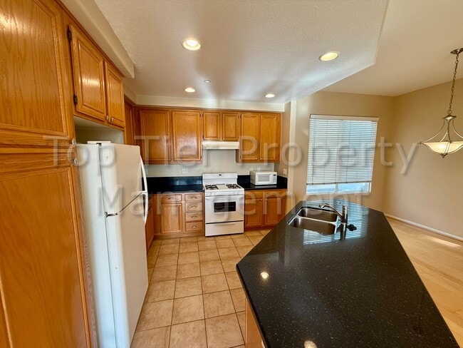 Building Photo - **Amazing 2 bed / 2.5 bath Condo - Resort-...