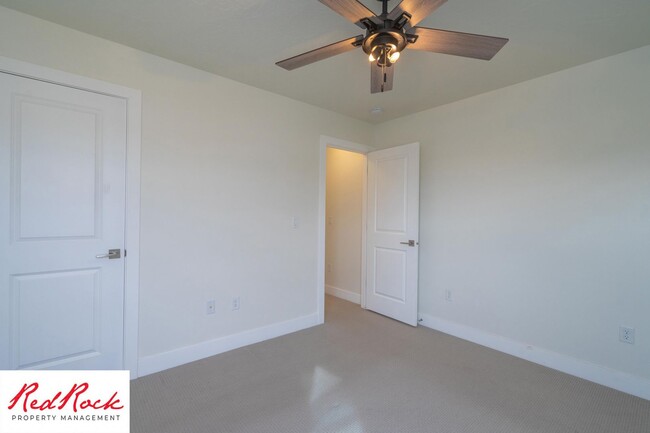 Building Photo - Spacious 2 Bedroom Unit in Desert Color Wi...