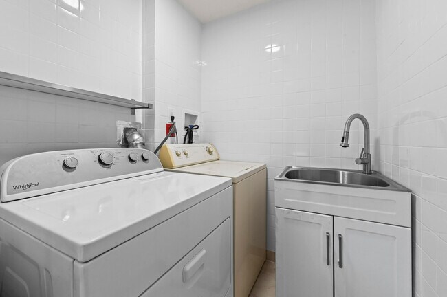 Building Photo - 551 Normandy L
