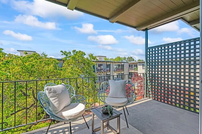 Building Photo - "Chic 1-Bedroom San Mateo Retreat with Mod...