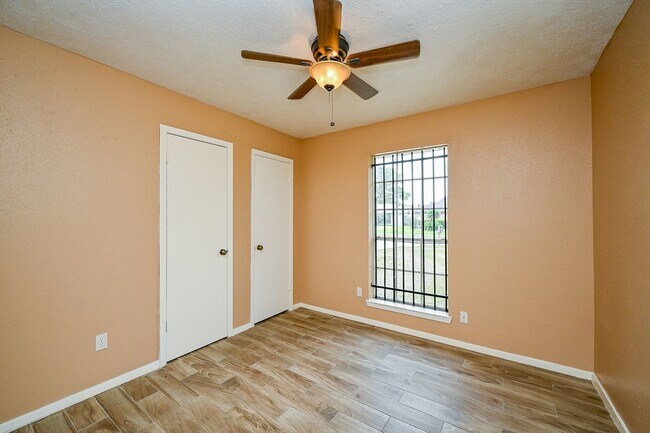 Building Photo - Nice 4 bd Rm Single Family Home