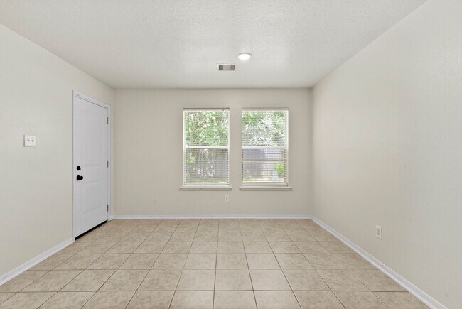 Building Photo - Open Living, Great Layout, Prime Location
