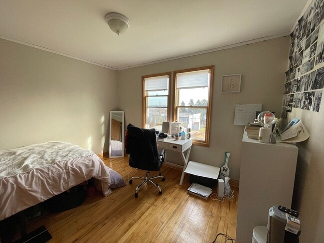 Building Photo - AVAILABLE JUNE 1st - 5 Bed, 2 Bath Home w/ Huge Enclosed Porch!