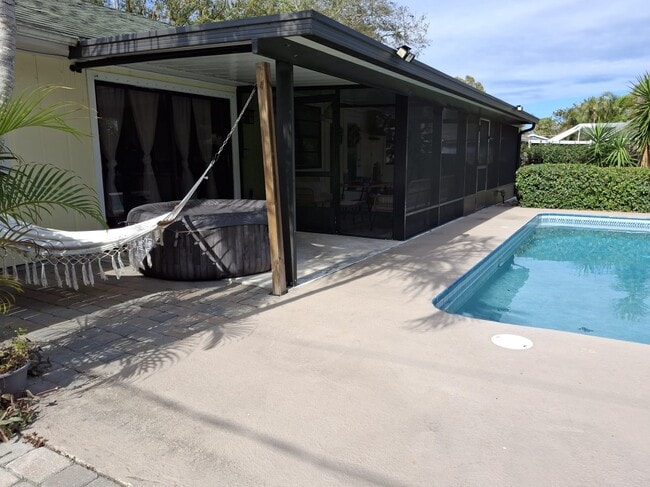 Building Photo - 385 Toledo St