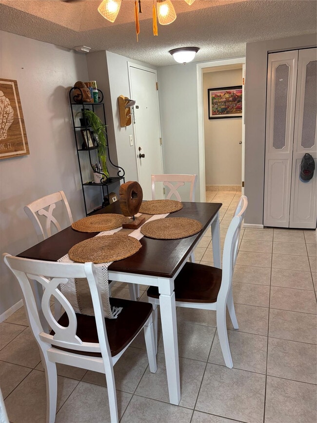 Building Photo - 3650 Inverrary Dr