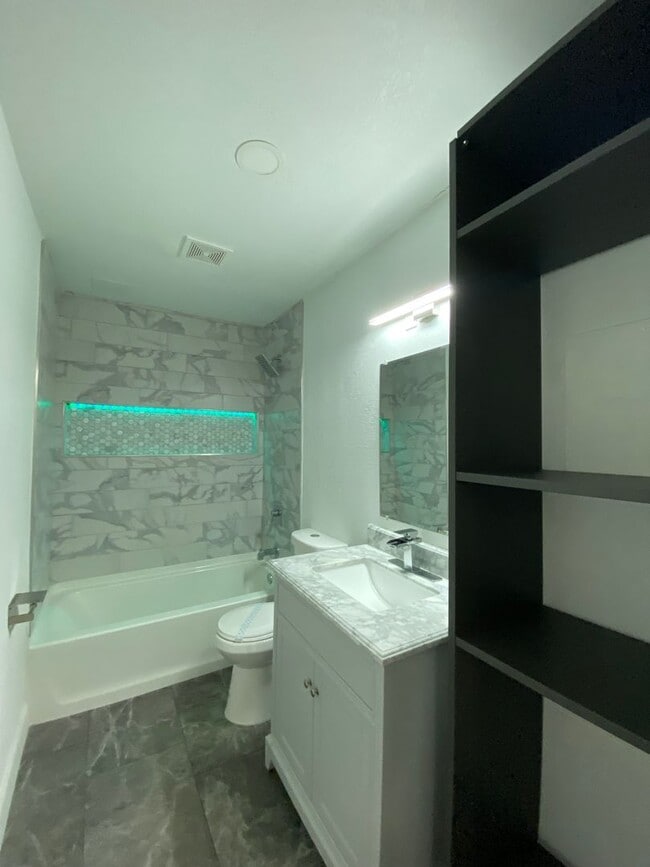 Building Photo - Kissimmee Two Bedroom One Bath Duplex Grea...
