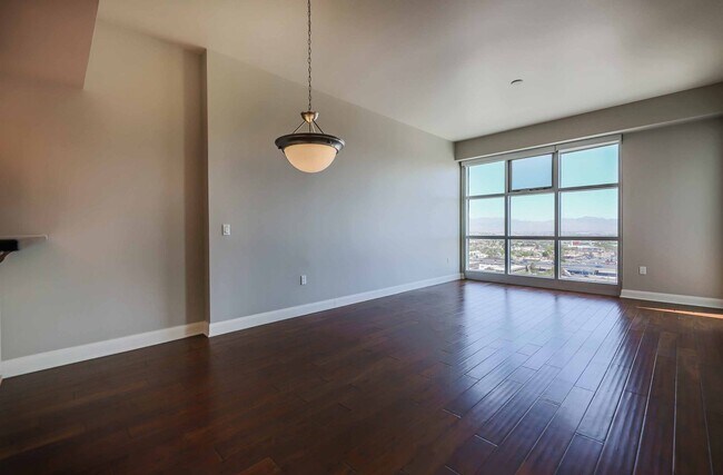 Building Photo - GORGEOUS DOWNTOWN HIGHRISE CONDO FOR LEASE!