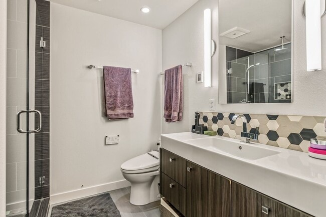 Building Photo - 2+ Bed 2.5 Bath East Madison Townhouse