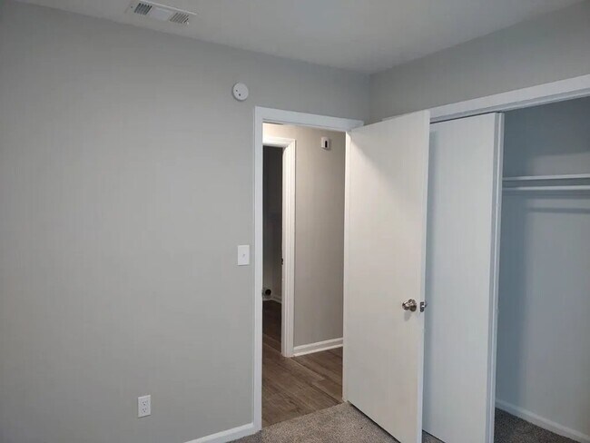 Building Photo - 1327 Ridgeview Rd