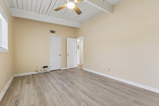 Building Photo - Location, Location, Location! Move-in ready, Offers 2 beds and 1 bed