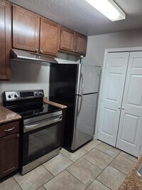 Building Photo - 305/307 Shirley Dr