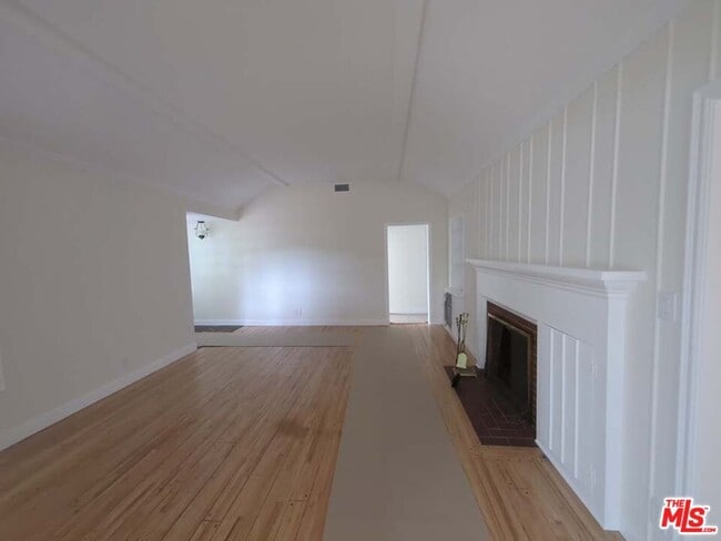 Building Photo - 4457 Simpson Ave