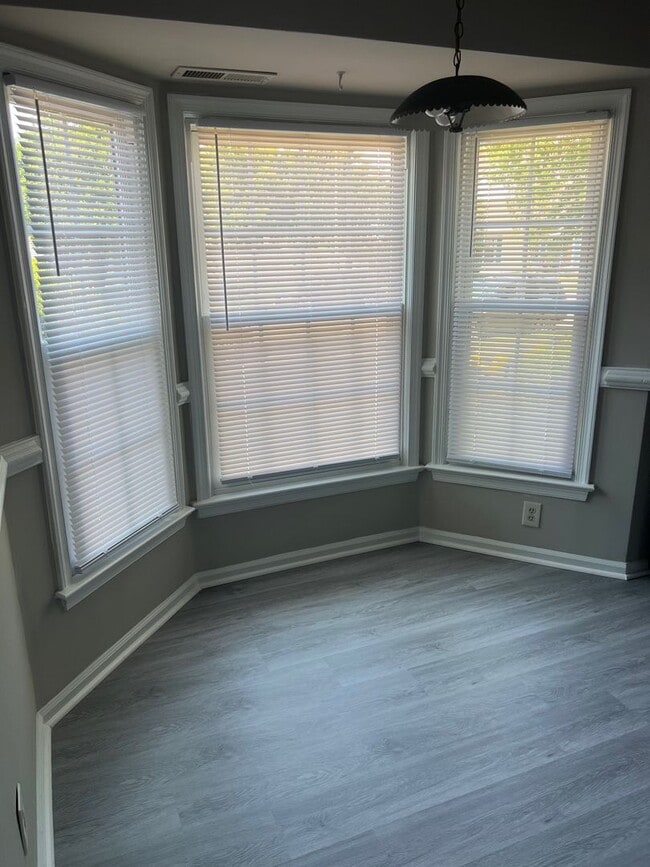 Building Photo - Totally Rehab Townhome