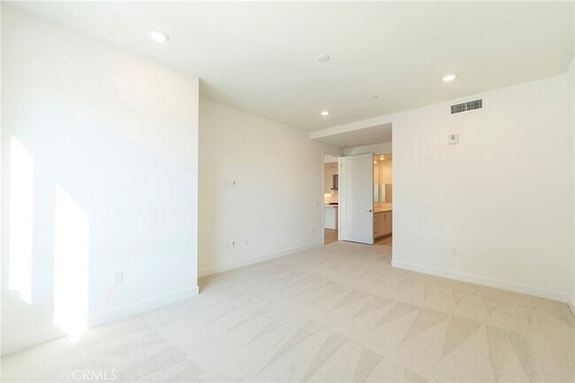 Building Photo - 3211 Rivington