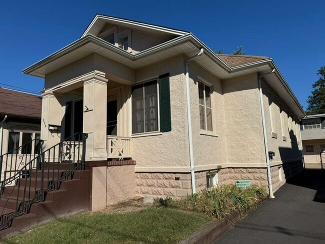 Building Photo - Great Home For RWJMS/Rutgers Students * Walk to New Brunswick/Highland Park Nightlife * All Utili...