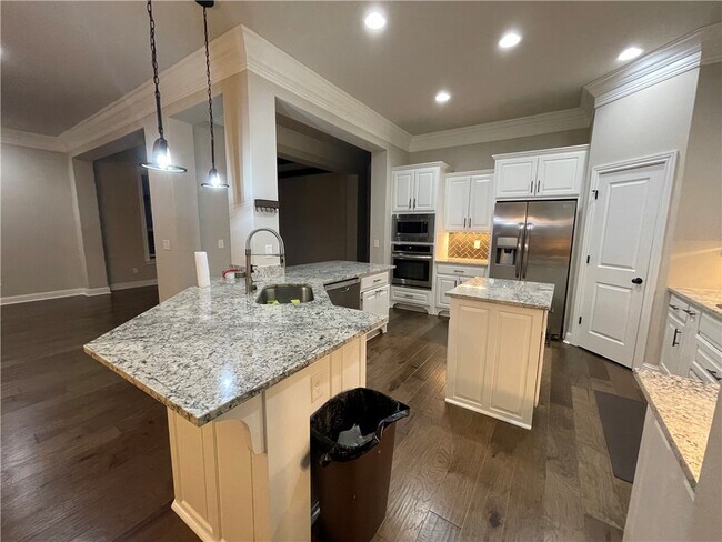 Building Photo - 1506 SW Edinburgh Ave