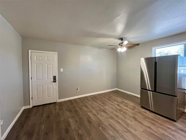 Building Photo - 2705 Lorraine St